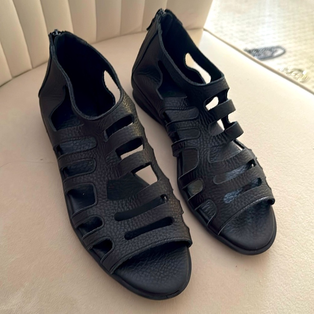 Arche Strappy Sandals in Noir Comfort Shoes- French Size 38 Us Size 7 

.